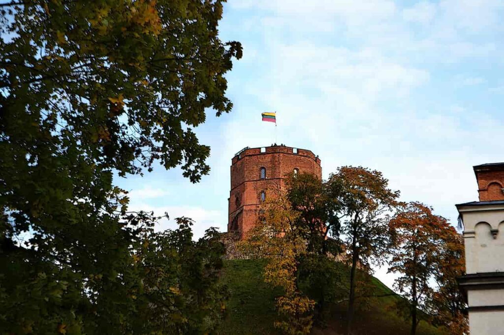 Gediminas castle tower lithuania desh ke popular destination Hindi me