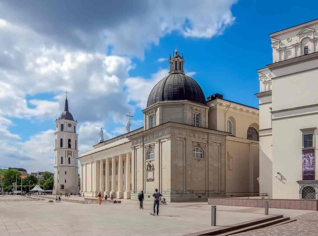 Vilnius cathedral lithuania desh ke popular destination Hindi me